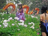 “偽娘團”亮相牡丹園