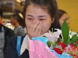男子扮灰太狼持平底鍋當(dāng)街求婚