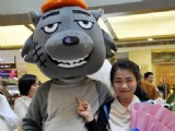 男子扮灰太狼持平底鍋當(dāng)街求婚