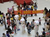 男子扮灰太狼持平底鍋當(dāng)街求婚