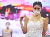 南京持續(xù)霧霾模特戶外走秀戴口罩