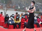 南京持續(xù)霧霾模特戶外走秀戴口罩