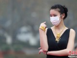 南京持續(xù)霧霾模特戶外走秀戴口罩