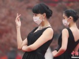 南京持續(xù)霧霾模特戶外走秀戴口罩