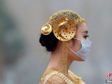 南京持續(xù)霧霾模特戶外走秀戴口罩