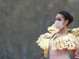 南京持續(xù)霧霾模特戶外走秀戴口罩