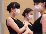 南京持續(xù)霧霾模特戶外走秀戴口罩