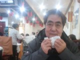北大考古學(xué)教授吃烤雞后用骨頭擺人形