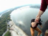 男子單臂空懸115米大橋挑戰(zhàn)極限