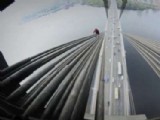 男子單臂空懸115米大橋挑戰(zhàn)極限