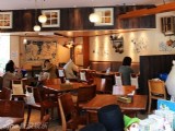 日本小店為免顧客孤獨(dú)放置毛絨玩偶陪客吃飯