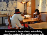 日本小店為免顧客孤獨(dú)放置毛絨玩偶陪客吃飯