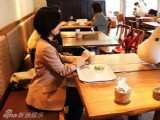日本小店為免顧客孤獨(dú)放置毛絨玩偶陪客吃飯