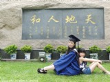 北京舞蹈學院女碩士帶女兒拍畢業(yè)照